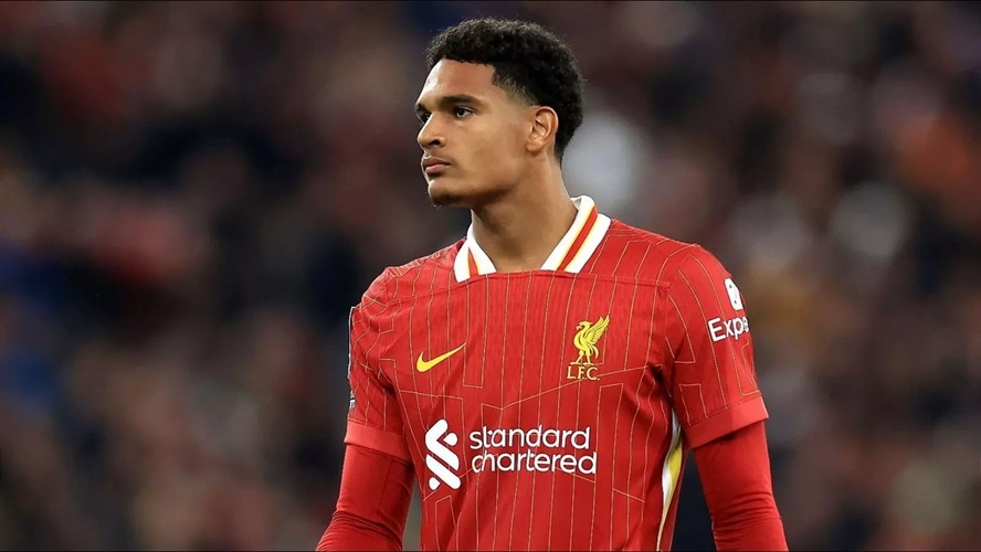 Leverkusen Considérez Quansah Swoop (vidéo)