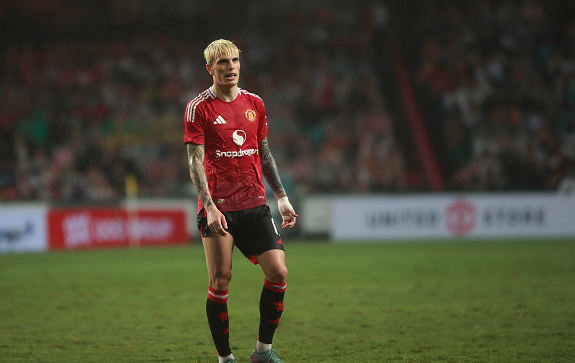 Rencontrez les superstars de la Premier League qui sont encore fermement en été en été