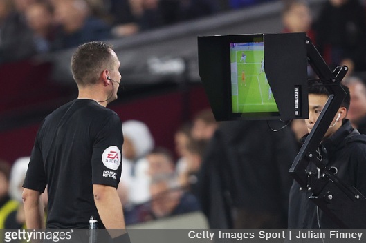 L'ancien arbitre de la Premier League, David Coote, fait face à des accusations criminelles sur une vidéo indécente de l'enfant