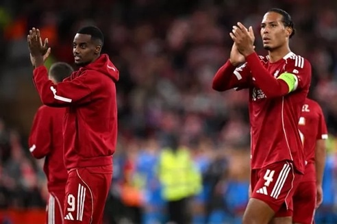 Slot confirme qu'Isak a été retiré en raison d'une blessure à l'aine alors que Liverpool martèle l'Eintracht