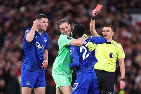 "J'aime bien que mes joueurs se battent" – Moyes défend Gueye lors de la victoire à Old Trafford