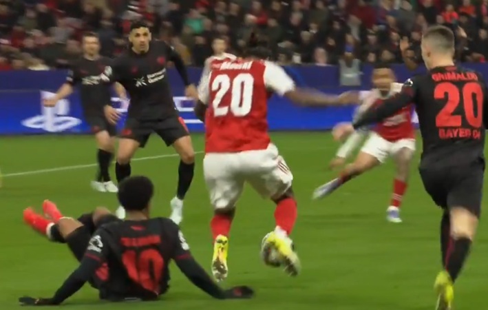 La controverse fait rage après qu'un penalty tardif d'Arsenal ait refusé la victoire du Bayer Leverkusen au match aller en huitièmes de finale de la Ligue des champions (Vidéo)